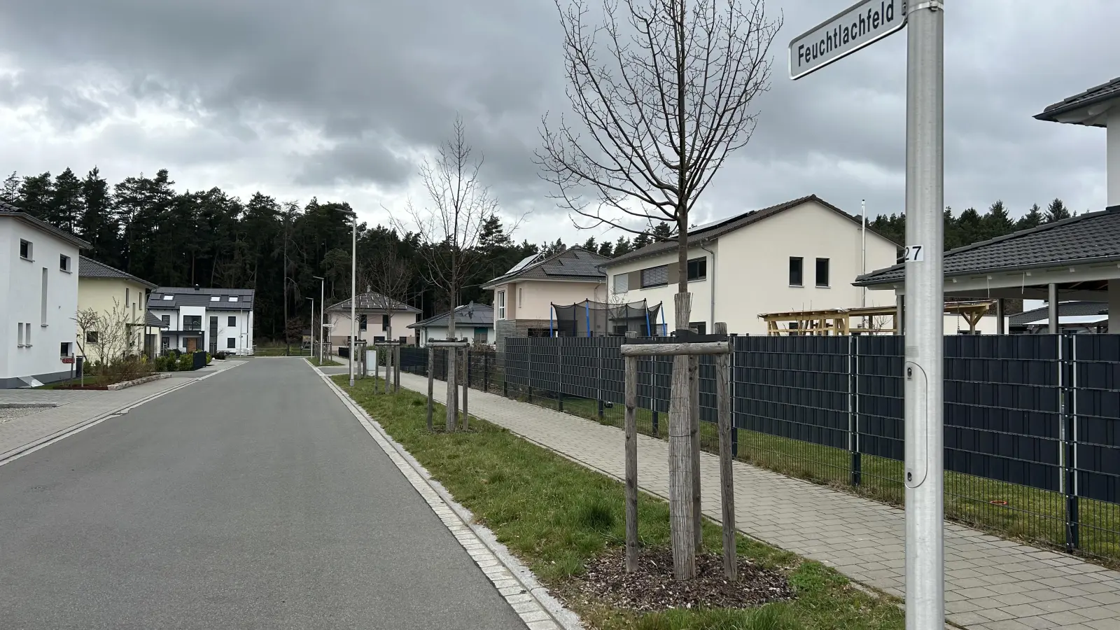 Mehr als 20 Jahre ist es her, dass im ersten Feuchtlachfeld in Höfstetten die ersten Häuser bezogen wurden. Doch erst jetzt bekamen sie Post von der Stadt, die Erschließungsbeiträge einfordert. (Archivfoto: Florian Pöhlmann)