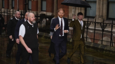 Prinz Harry trifft vor seiner Zeugenaussage in der Klage gegen die „Daily Mail” am Gericht in London ein.  (Foto: Jordan Pettitt/PA Wire/dpa)