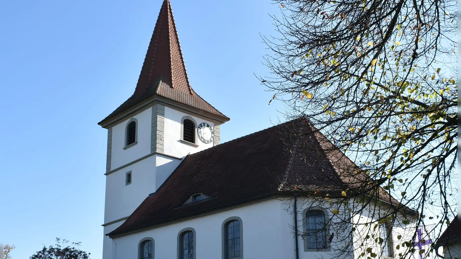 Die St. Bartholomäuskirche in Adelhofen wurde innen und außen aufwendig und jahrelang renoviert. (Foto: Ute Niephaus)