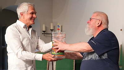 Der alte und der neue Kellermeister: Günter Otto Wasilewski (rechts) übergibt den Humpen symbolisch an seinen Nachfolger Joachim Roth. (Foto: Simone Hedler)