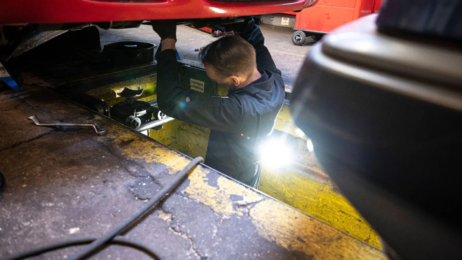 Wer ein Auto besitzt, muss sich in den kommenden Jahren auf höhere Prämien für die Kfz-Versicherung einstellen. (Foto: Fabian Sommer/dpa)