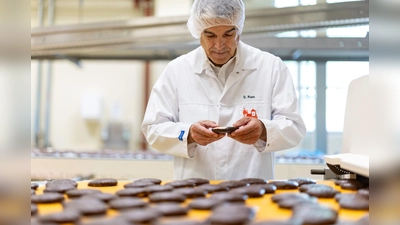 Schon bald kommen die ersten Lebkuchen, Stollen und Zimtsterne in den Handel. (Foto: Daniel Karmann/dpa)