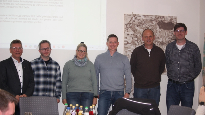 Fünf neue Ratsmitglieder wurden in der Sitzung begrüßt. das Foto zeigt Bürgermeister Peter Köhnlechner mit Markus Koller, Anja Naser, Jörn Vermehren, Jürgen Bäuerlein und Peter Gundel (von links). (Foto: Susanne Landgraf)