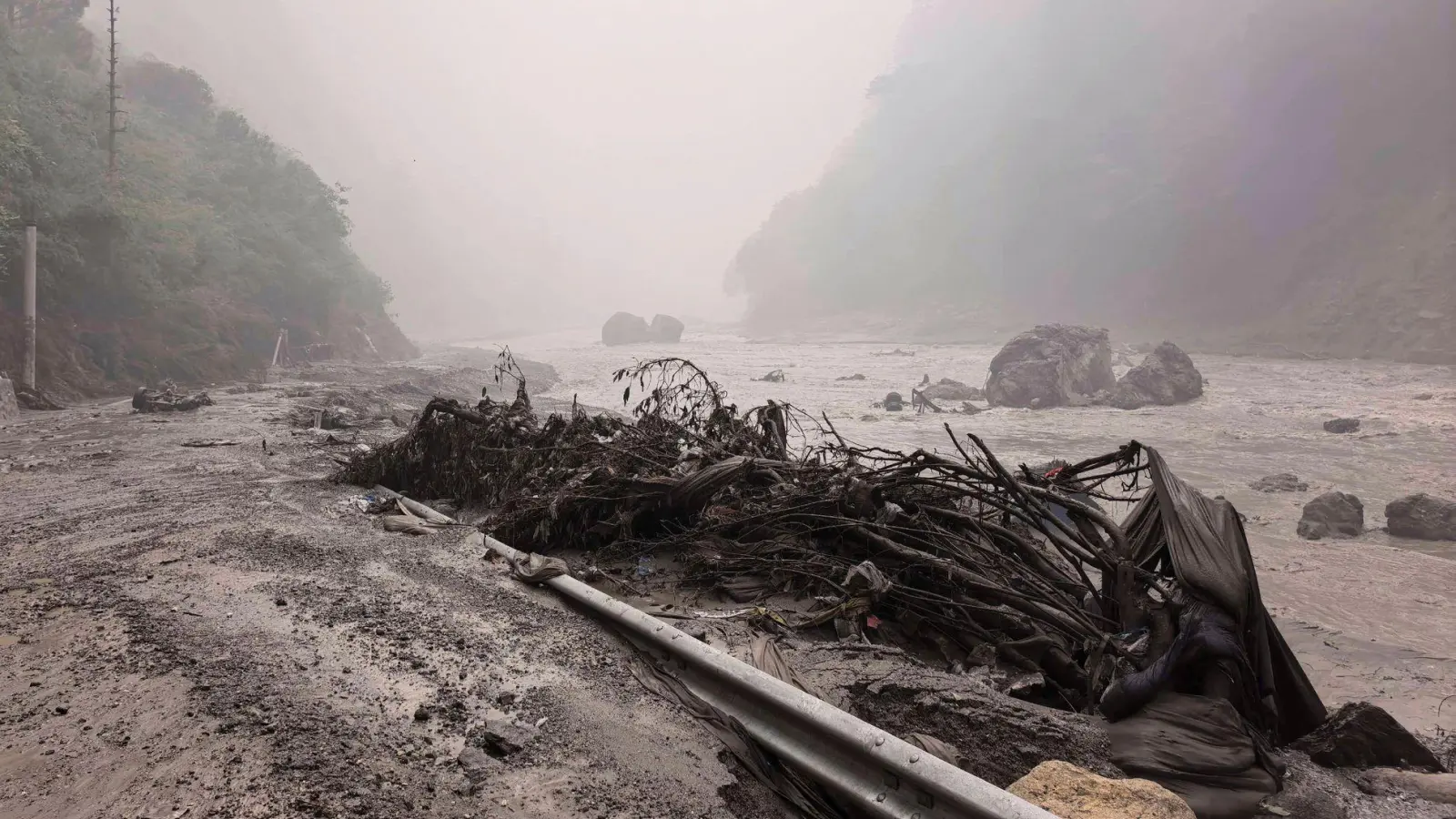 Die Sturzflut hatte im Südwesten Tibets enorme Schäden verursacht.  (Foto: Anonymous/Xinhua/AP/dpa)