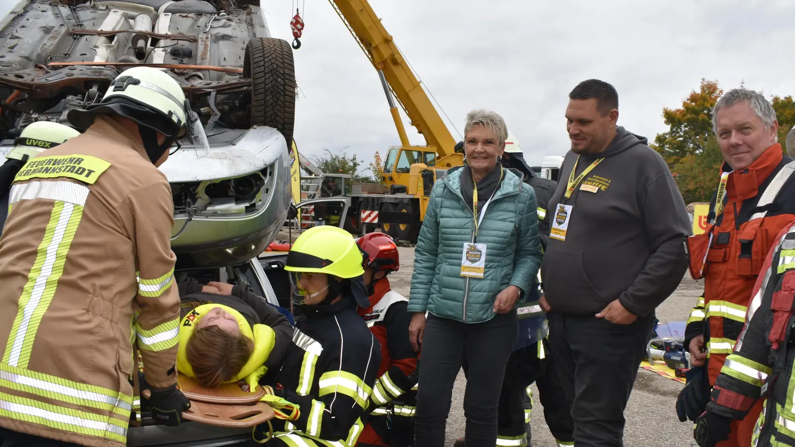 Bei dieser Übung wurde eine schwerverletzte Person durch den Kofferraum des verunglückten Fahrzeugs mittels eines Langboards geborgen.Jutta und Dominc Bauereiß (Vierte und Dritter von rechts) verfolgten den Einsatz auf dem Firmengelände des Abschleppunternehmens in Neustadt. (Foto: Ute Niephaus)