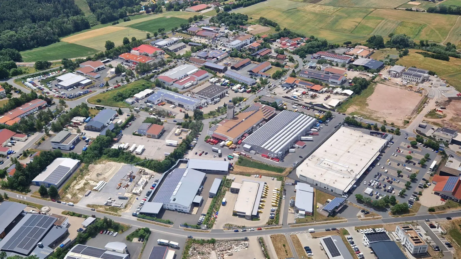 In diesem Fall eher unwahrscheinlich, aber dank des Bauturbos grundsätzlich möglich: Auch in einem Gewerbegebiet wie hier in Kleinerlbach könnte künftig Wohnbebauung entstehen, wenn der Stadtrat zustimmt.  (Foto: Flugsportgruppe Neustadt/Maximilian Graf)