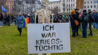 Bis auf die Knochen: Mit einem Skelett wird in Cottbus gegen eine mögliche Wehrpflicht demonstriert.  (Foto: Patrick Pleul/dpa)