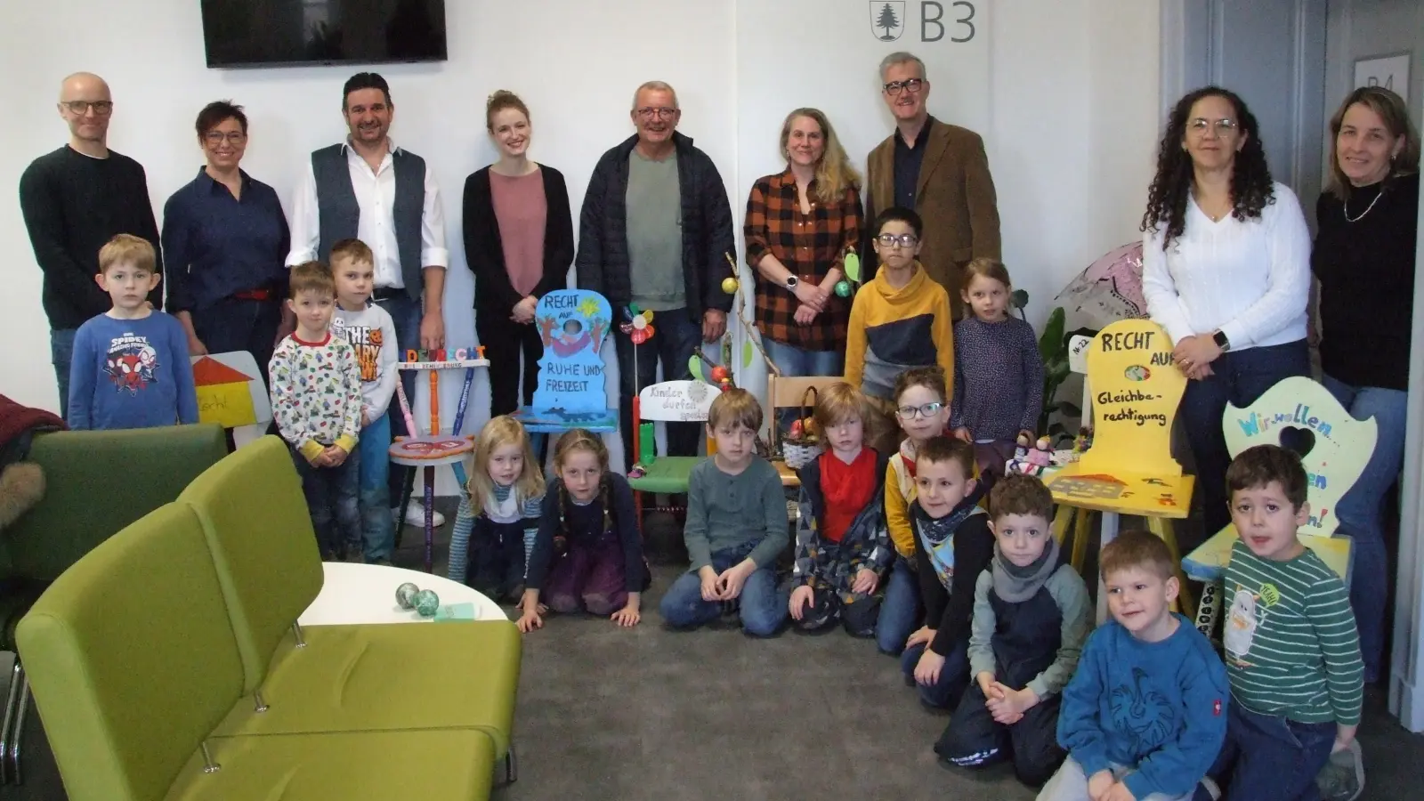 Zum Start der Aktion im Bürgeramt waren auch Mädchen und Jungen des Kindergartens Schwalbennest mit ihren Betreuerinnen, Vertreterinnen der anderen beteiligten Kindergärten sowie Stadtjugendpfleger Thomas Hartnagel (5. von links) gekommen. Unser Bild zeigt sie mit Bürgermeister Patrick Ruh (3. von rechts), dem städtischen Jugendreferenten Thomas Heidecker (3. von links) und dem Leiter des Bürgeramts, Thomas Schmidt (links). (Foto: Jasmin Kiendl)