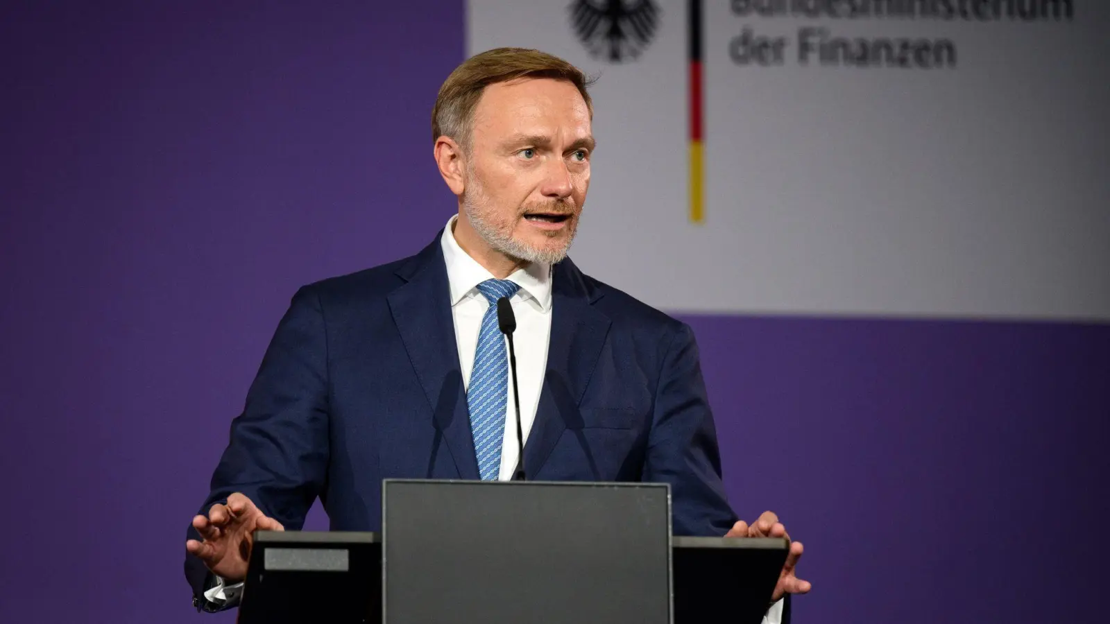 Der Finanzminister will Anreize schaffen, damit die Menschen in Deutschland mehr mit Aktien für das Alter vorsorgen. (Foto: Bernd von Jutrczenka/dpa)