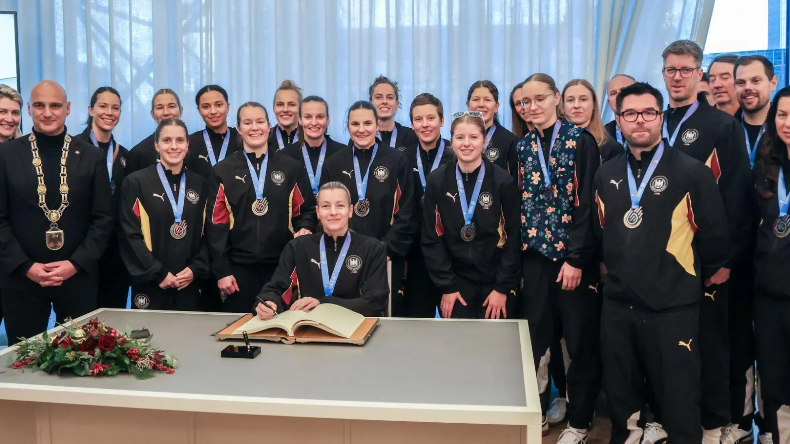 Die deutschen Handballerinnen trugen sich in Dortmund ins Goldene Buch der Stadt ein. (Foto: Christoph Reichwein/dpa)