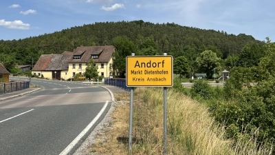 Das Gelände des Biberttal-Festivals in Andorf liegt mitten im Ortsteil und in unmittelbarer Nähe der Wohnbebauung. Wie Ortssprecherin Else Wolf sowie Wirt Hans Stradtner berichten, geht das für die meisten Anwohner so in Ordnung. (Foto: Yvonne Neckermann)