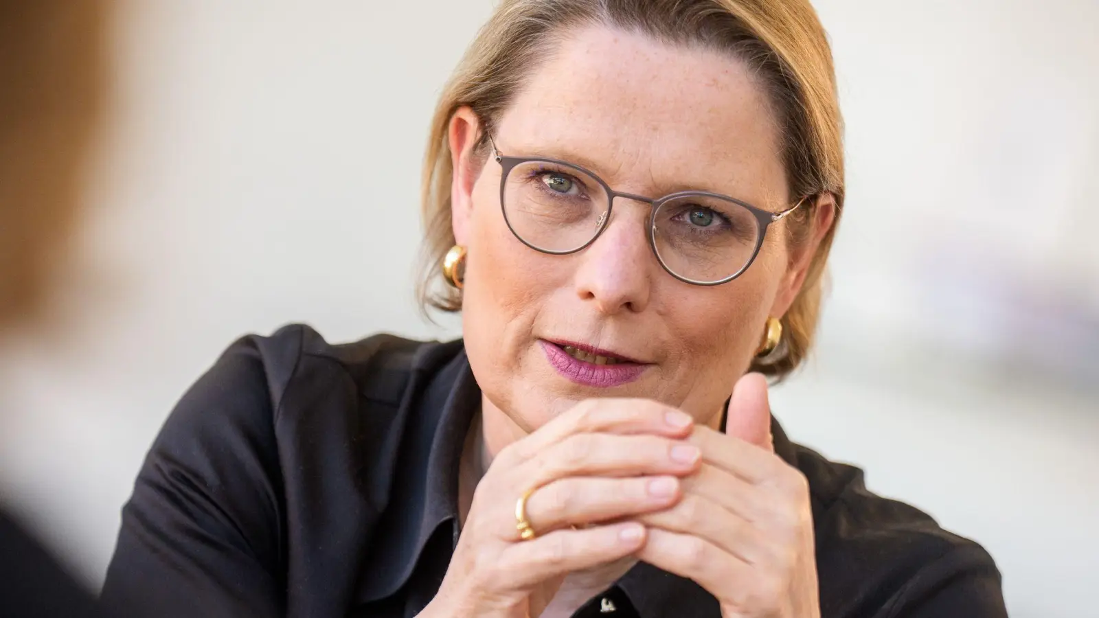 Justizministerin Stefanie Hubig (SPD) will Umweltschutzversprechen in der Werbung nicht mehr einfach so durchgehen lassen. (Archivbild) (Foto: Michael Kappeler/dpa)