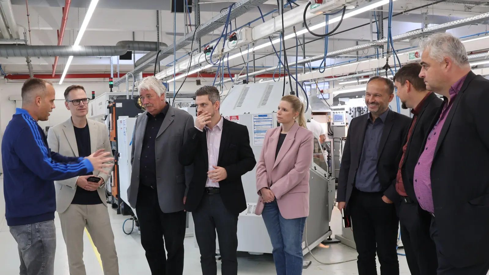 Adidas-Produktionsleiter Matthias Linz (links) erläutert in den Scheinfelder Werkshallen der Landratsdelegation die Abläufe bei der Schuhfertigung (weiter von Links): Landrat Dr. Christian von Dobschütz, sein Stellvertreter Reinhold Streng sowie seitens der Kreisverwaltung Maximilian Geßler, Franziska Zeilinger-Latka, Michael Capek und Robert Linke mit Bürgermeister Claus Seifert (rechts) an ihrer Seite. (Foto: Andreas Reum)