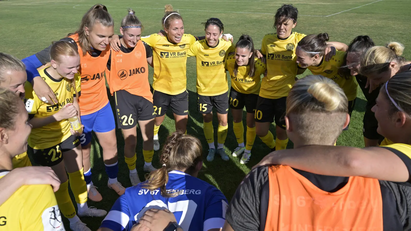 Das Frauenteam des SV Weinberg steht zusammen und freut sich wie hier beim Sieg gegen die TSG Hoffenheim II über ein weiteres Jahr in der 2. Bundesliga. (Foto: Martin Rügner)