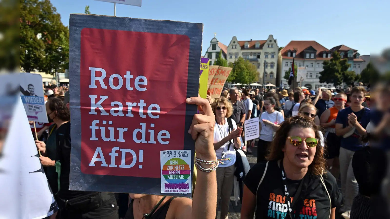 Etwa 3.000 Menschen bei Protest gegen AfD in Erfurt (Foto: Martin Schutt/dpa)