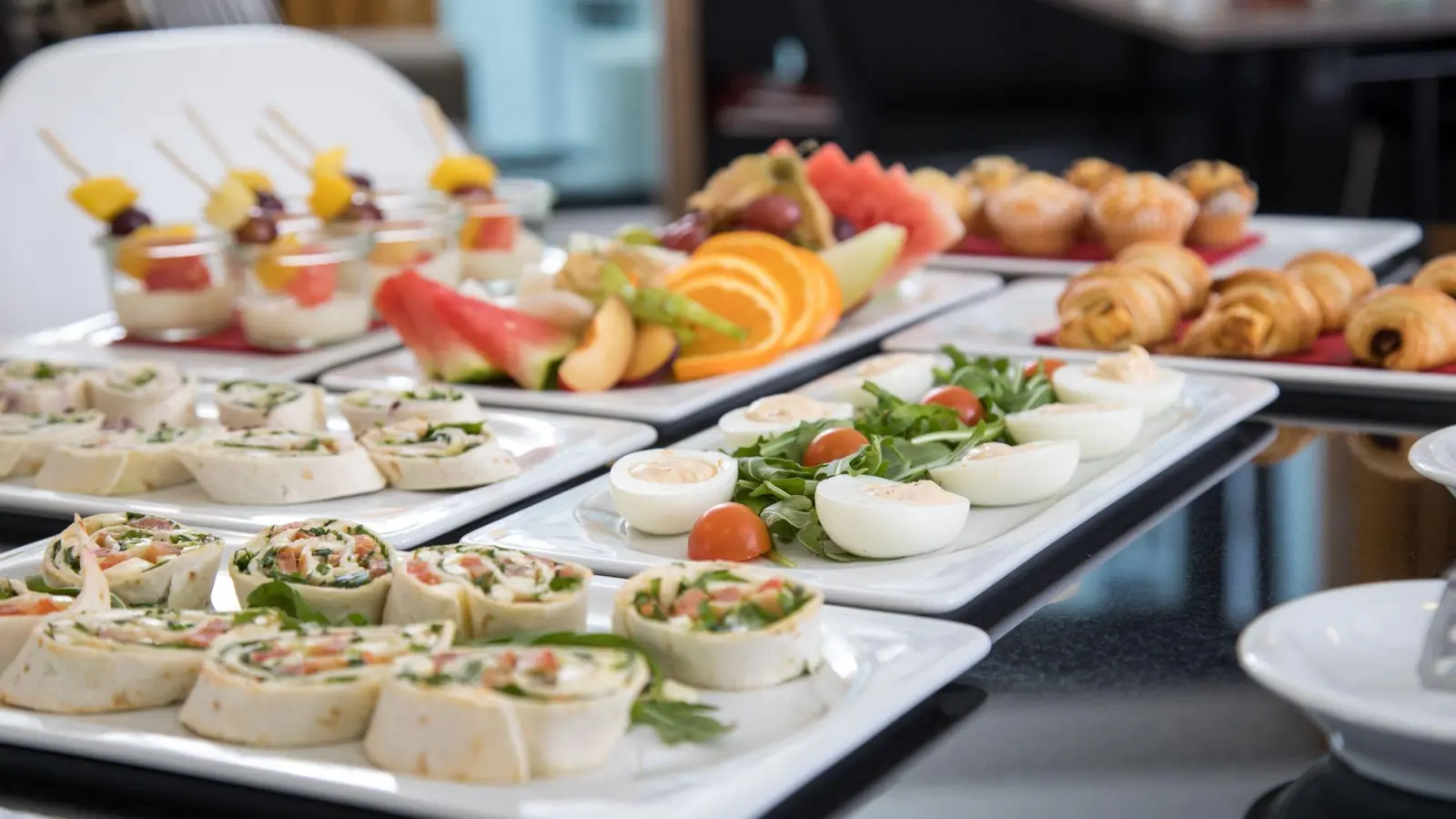 Sich beim Frühstück kleine Snacks für unterwegs mitzunehmen, verstößt meist gegen die Regeln des Hotels. (Foto: Christin Klose/dpa-tmn)