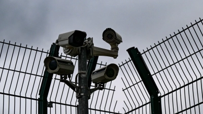 An zwei Standorten in Bayern werden künftig die sogenannten Außengrenzverfahren für Einreisen in die EU stattfinden. (Symbolbild) (Foto: Jens Kalaene/dpa)
