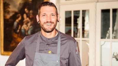 Spitzenkoch Steffen Szabo vom Restaurant „Le Frankenberg“ hat den begehrten Michelin-Stern errungen. Er darf diesen nun für ein Jahr am Gourmet-Lokal von Schloss Frankenberg anbringen. (Foto: Dominic Heidl)