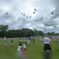 Luftballons in den Vereinsfarben Grün und Weiß schickten zahlreiche Kinder zum Abschluss des Sportwochenendes in Herrieden auf die Reise. (Foto: Rudolf Eder)
