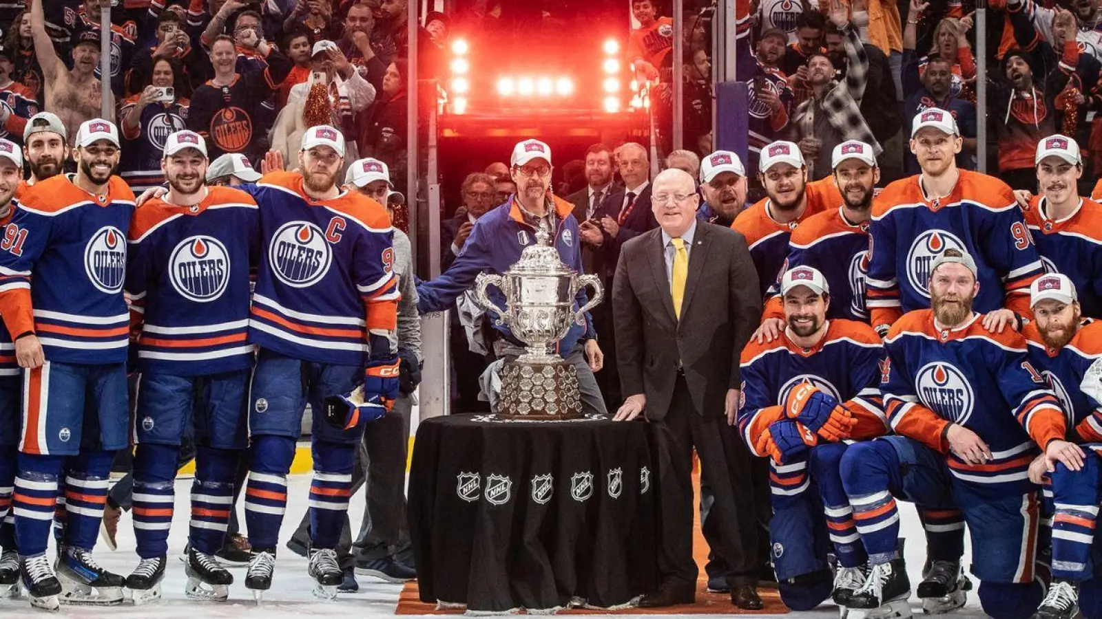 Die Edmonton Oilers feiern den Einzug in die NHL-Finals. (Foto: Jason Franson/The Canadian Press/AP/dpa)