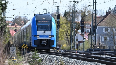 Der Zugbetriebe von Arverio in dessen Augsburger Netzen hatten am Freitag ein erhebliches Problem; betroffen war auch der RE80 (hier in Ansbach) mit teils massiven Verspätungen. (Symbolbild: Manfred Blendinger)