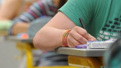 Klassische Schulaufgaben bleiben der Standard - doch zusätzlich gibt es neue Prüfungsformate an Bayerns Schulen. (Symbolbild) (Foto: Armin Weigel/dpa)