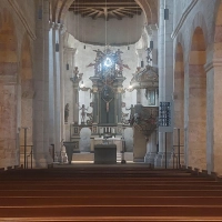 Bleibt es dunkel im Münster St. Nikolaus in Münchsteinach? Ob die Kerzenscheinkonzerte weitergehen, ist nach Böttgers Rückzug offen. (Foto: Sandra Buchwald)