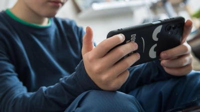 Vorsicht, Gefahr im Chat: Falsche Online-„Freunde“ üben digitale Gewalt aus und manipulieren Kinder und Jugendliche - mit fatalen Folgen. (Foto: Christin Klose/dpa-tmn)