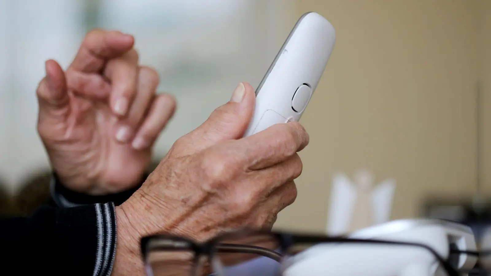 Der pensionierte Polizist durchschaut den Betrug. Das treibt die Ermittlungen voran. (Symbolbild) (Foto: Roland Weihrauch/dpa)