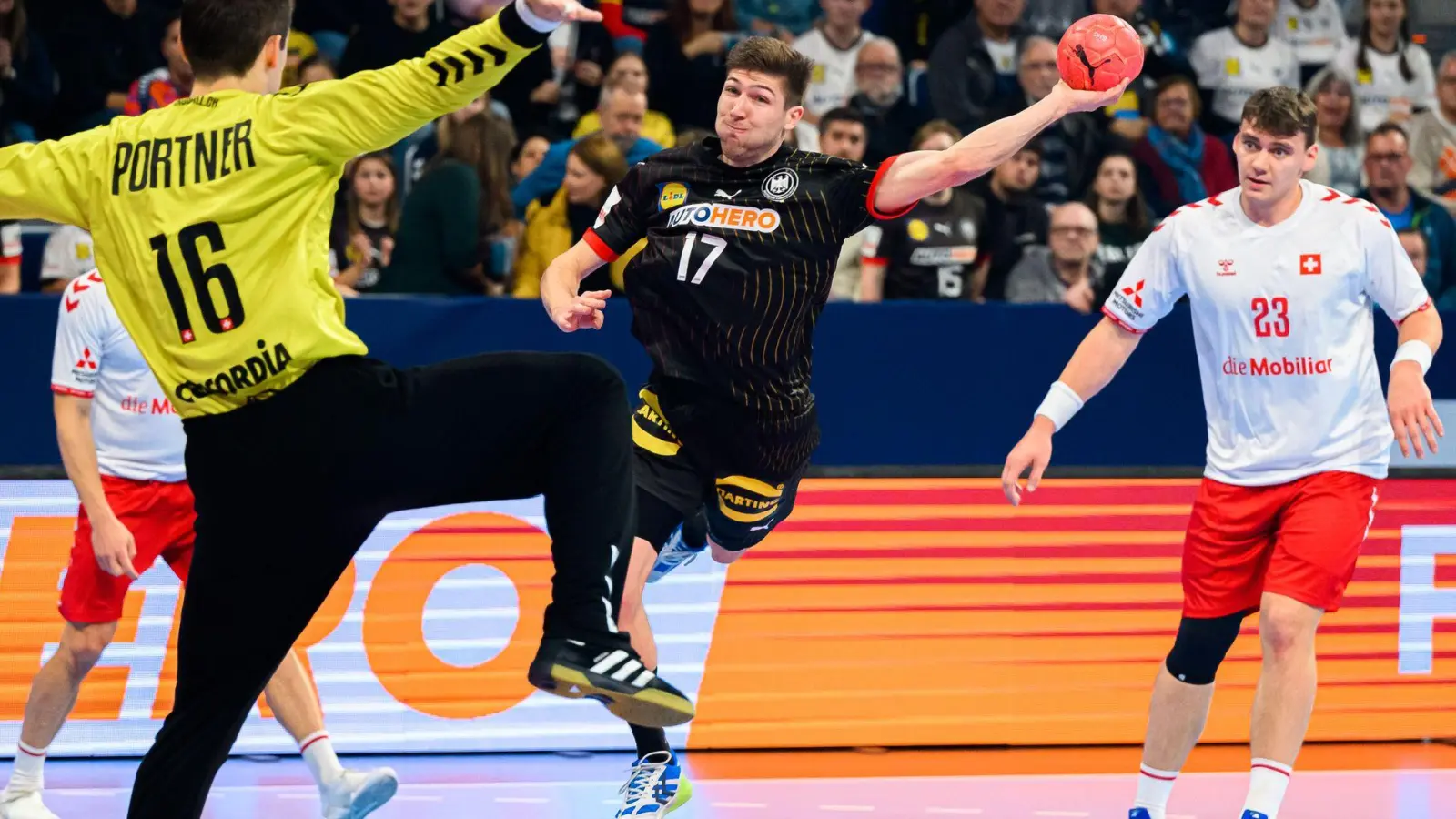 War bester deutscher Werfer beim Sieg der deutschen Handballer gegen die Schweiz: Lukas Zerbe (Foto: Marco Wolf/dpa)