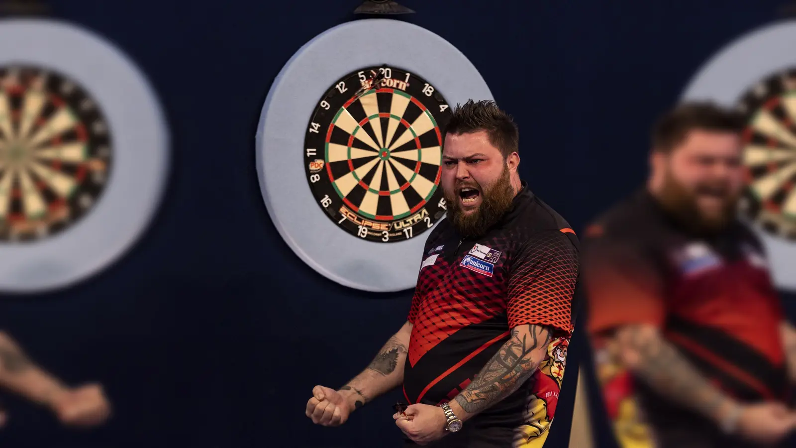 Micheal Smith steht im Finale der Darts-WM. (Foto: Steven Paston/PA Wire/dpa)