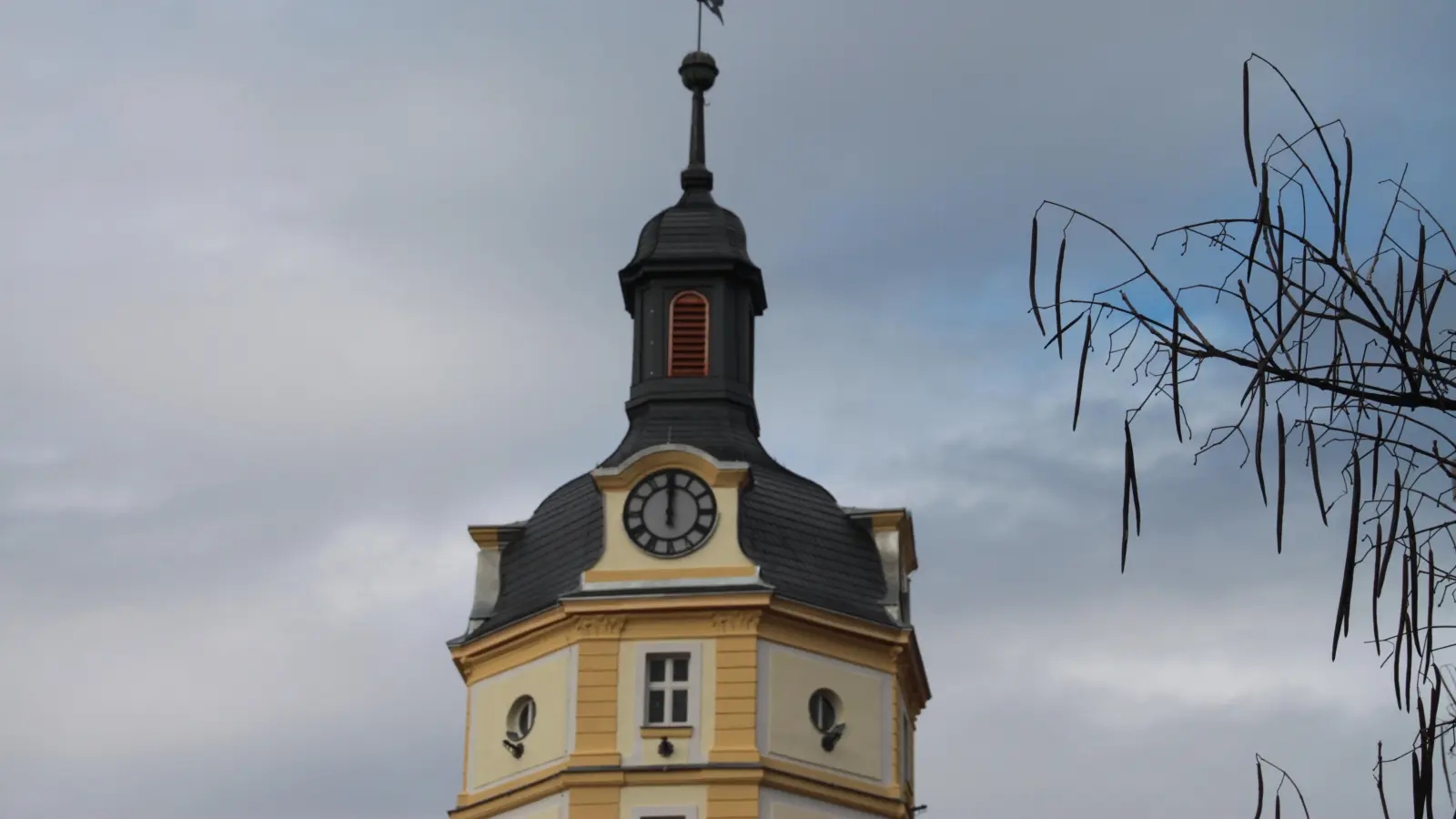 Die Zeitmesser am Turm des Herrieder Tors stehen auf 12 Uhr. Der OB erklärte nun, warum sich die Zeiger nicht bewegen. (Foto: Robert Maurer)