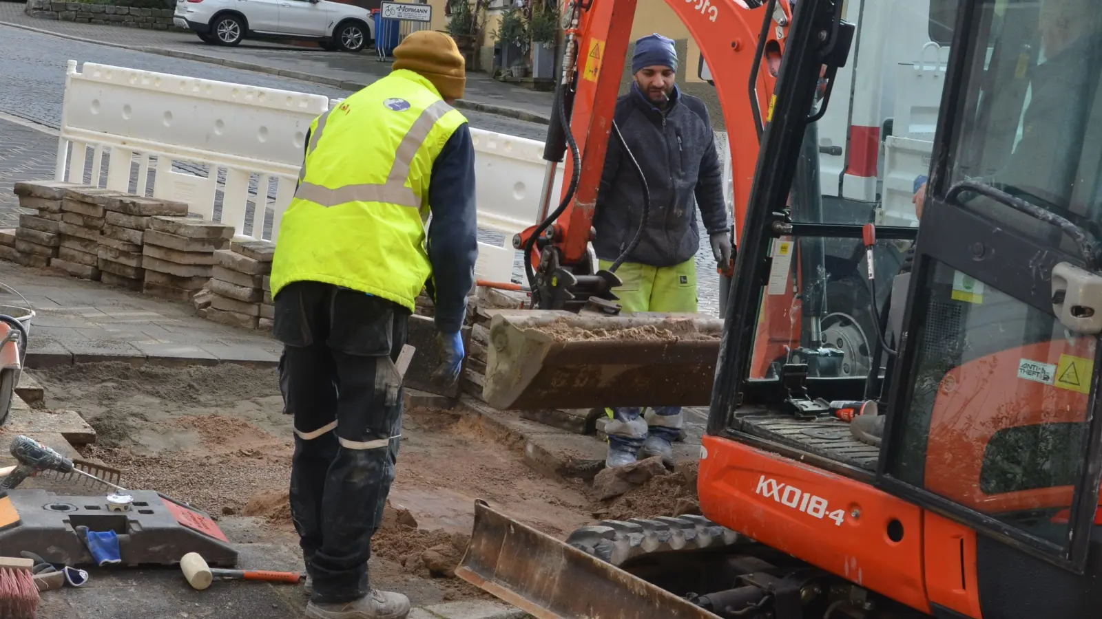 Mit den neu beauftragten Firmen gibt es bei den Pflasterarbeiten im Zuge des Neustädter Glasfaserausbaus keine Probleme mehr. (Foto: Patrick Lauer)