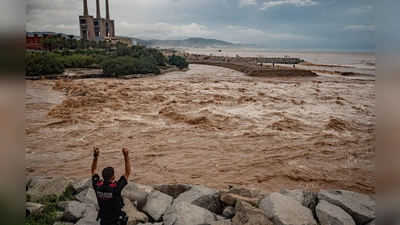 Wassermassen ergießen sich an der Mündung des normalerweise ruhigen Flusses Besòs nördlich von Barcelona ins Mittelmeerr. (Foto: Jordi Boixareu/ZUMA Press Wire/dpa)
