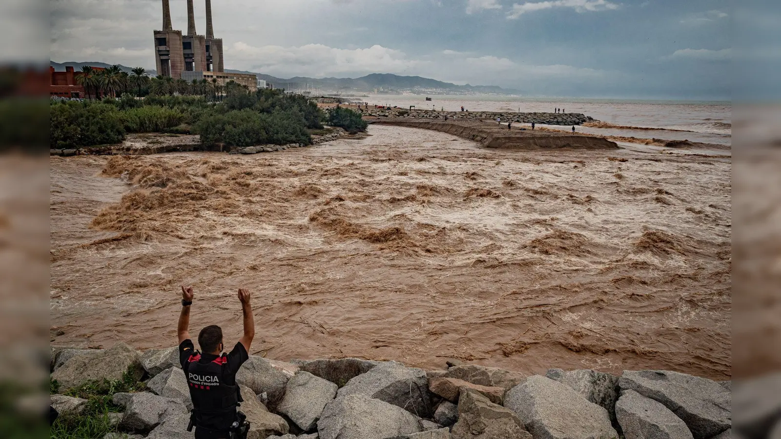 Wassermassen ergießen sich an der Mündung des normalerweise ruhigen Flusses Besòs nördlich von Barcelona ins Mittelmeerr. (Foto: Jordi Boixareu/ZUMA Press Wire/dpa)