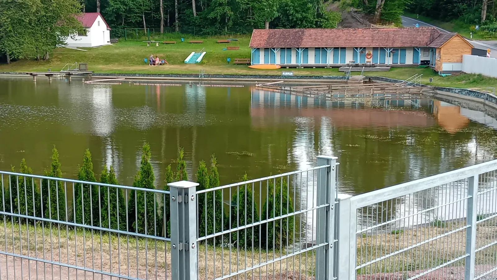 Der Badesee am Fischhaus bei Schillingsfürst ist eines der Gewässer, für das das Landratsamt eine Badewarnung ausgesprochen hat. (Symbolbild: Susanne Landgraf)