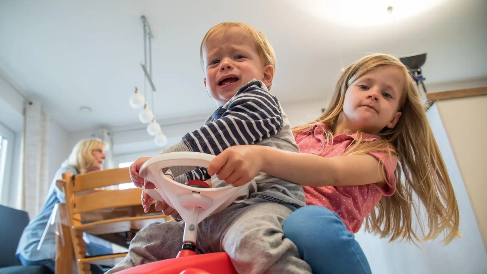 Da müssen sie erst mal alleine durch: Geschwister sollten miteinander streiten können. (Foto: Christin Klose/dpa-tmn)
