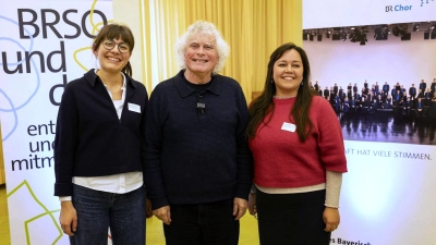 Die Chorleiterin Franziska Argmann (links) und die Gesangspädagogin Elena Eismont mit dem weltberühmten Dirigenten Sir Simon Rattle.  (Foto: BR/Astrid Ackermann)