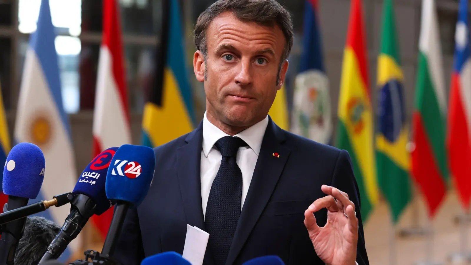 Frankreichs Präsident Emmanuel Macron will die französischen Streitkräfte aus dem Niger abziehen. (Foto: Francois Walschaerts/AP/dpa)