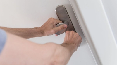 Ist die Tür auch wirklich fest verschlossen - ich schaue lieber noch mal nach: Zeit für professionelle Hilfe ist es, wenn eine innere Unruhe gewissen Handlungsweisen diktiert. (Foto: Christin Klose/dpa-tmn)