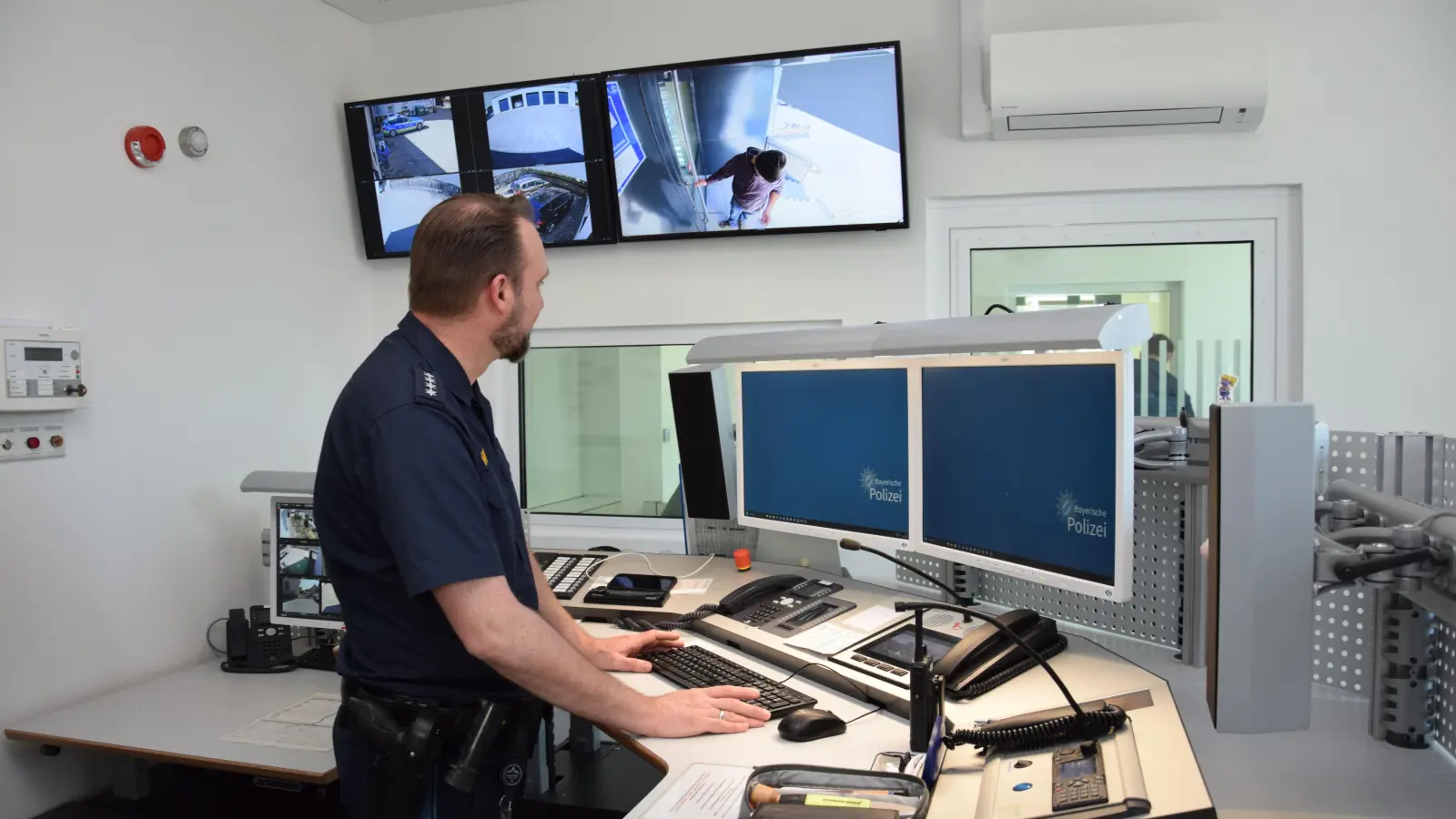 Hell und schlicht präsentiert sich jetzt die Einsatzzentrale, in der Polizeihauptkommissar Jan Klaffer und Kollegen ihren Dienst tun. (Foto: Florian Schwab)