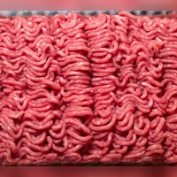 Hygiene entscheidet: Ob das Hack vor Ort oder zentral hergestellt wurde, ist weniger wichtig als die Einhaltung der Hygienevorschriften. (Foto: Daniel Karmann/dpa)
