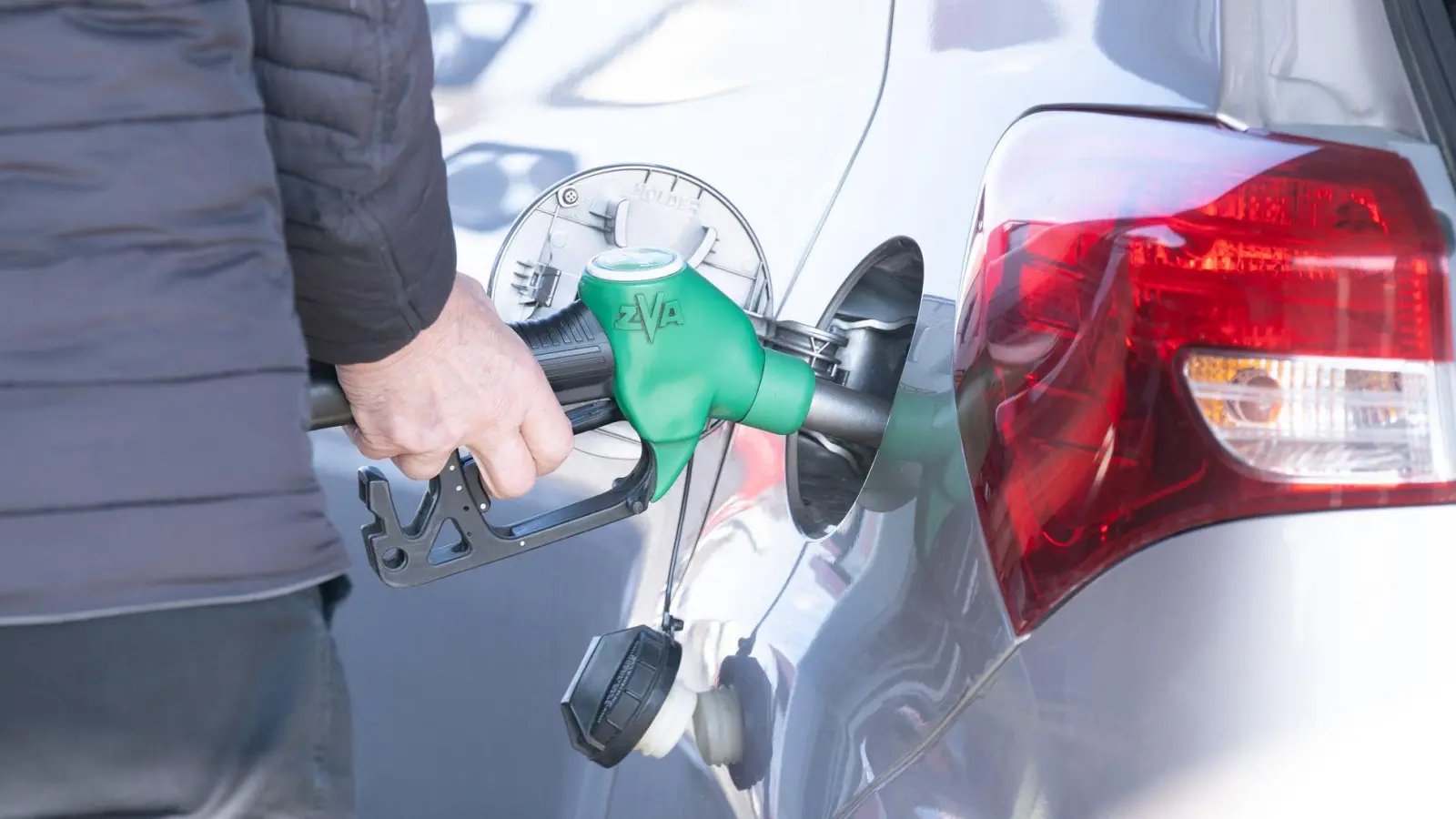 Die Bundesregierung will prüfen, ob die hohen Preise an der Tankstelle gerechtfertigt sind. (Foto: Sebastian Kahnert/dpa)