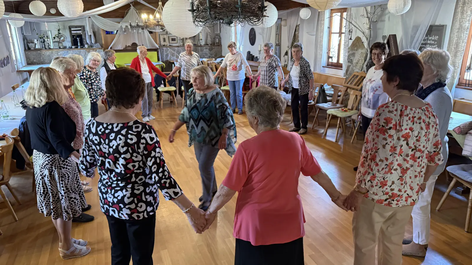Kursleiterin Christa Wagner (Mitte, im Kreis) demonstriert den Teilnehmerinnen, welche Schritte nun folgen. Die Seniorentanzkreise endeten nun mit einem Abschiedsfest. (Foto: Sylvia Fehlinger)