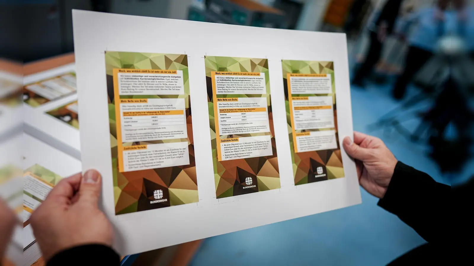 Jugendliche, die 18 Jahre alt werden, bekommen Post von der Bundeswehr. (Symbolbild) (Foto: Kay Nietfeld/dpa)