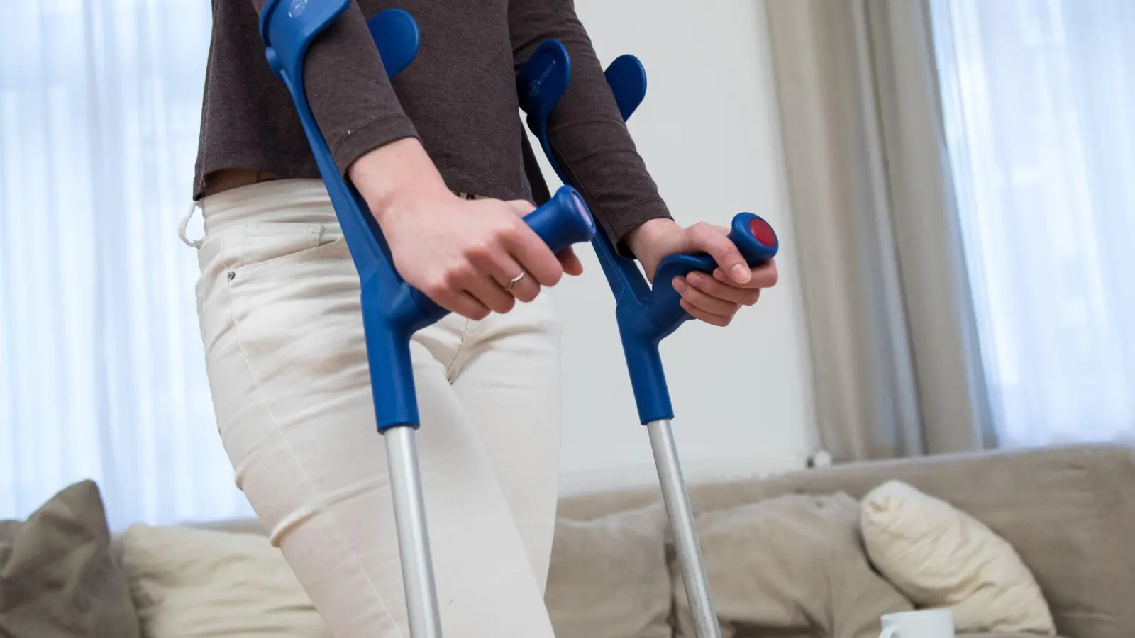 Unfall, OP, Reha: Wer längere Zeit im Job ausfällt, bekommt in der gesetzlichen Versicherung Krankengeld von der Krankenkasse. (Foto: Christin Klose/dpa-tmn)