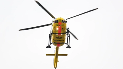 Mit dem Rettungshubschrauber mussten der 51-Jährige und sein 21-jähriger Sohn in die Klinik geflogen werden. (Symbolbild: Bernd Weißbrod/dpa)