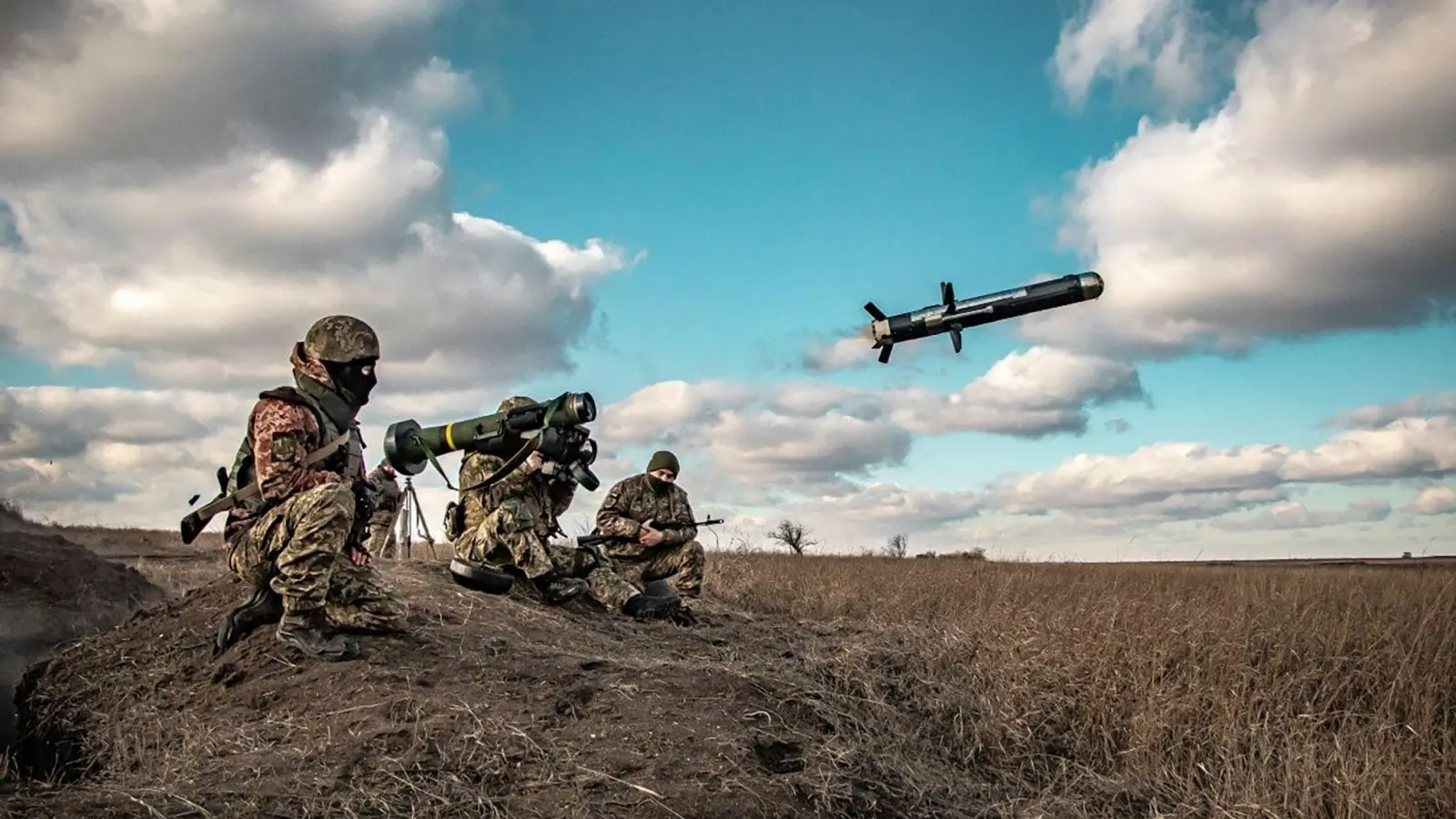 Auf diesem vom Pressedienst des ukrainischen Verteidigungsministeriums veröffentlichten Foto benutzen ukrainische Soldaten während einer Militärübung in der Region Donezk eine Abschussvorrichtung mit einer US-Javelin-Rakete. (Foto: Uncredited/Ukrainian Defense Ministry Press Service/AP/dpa)