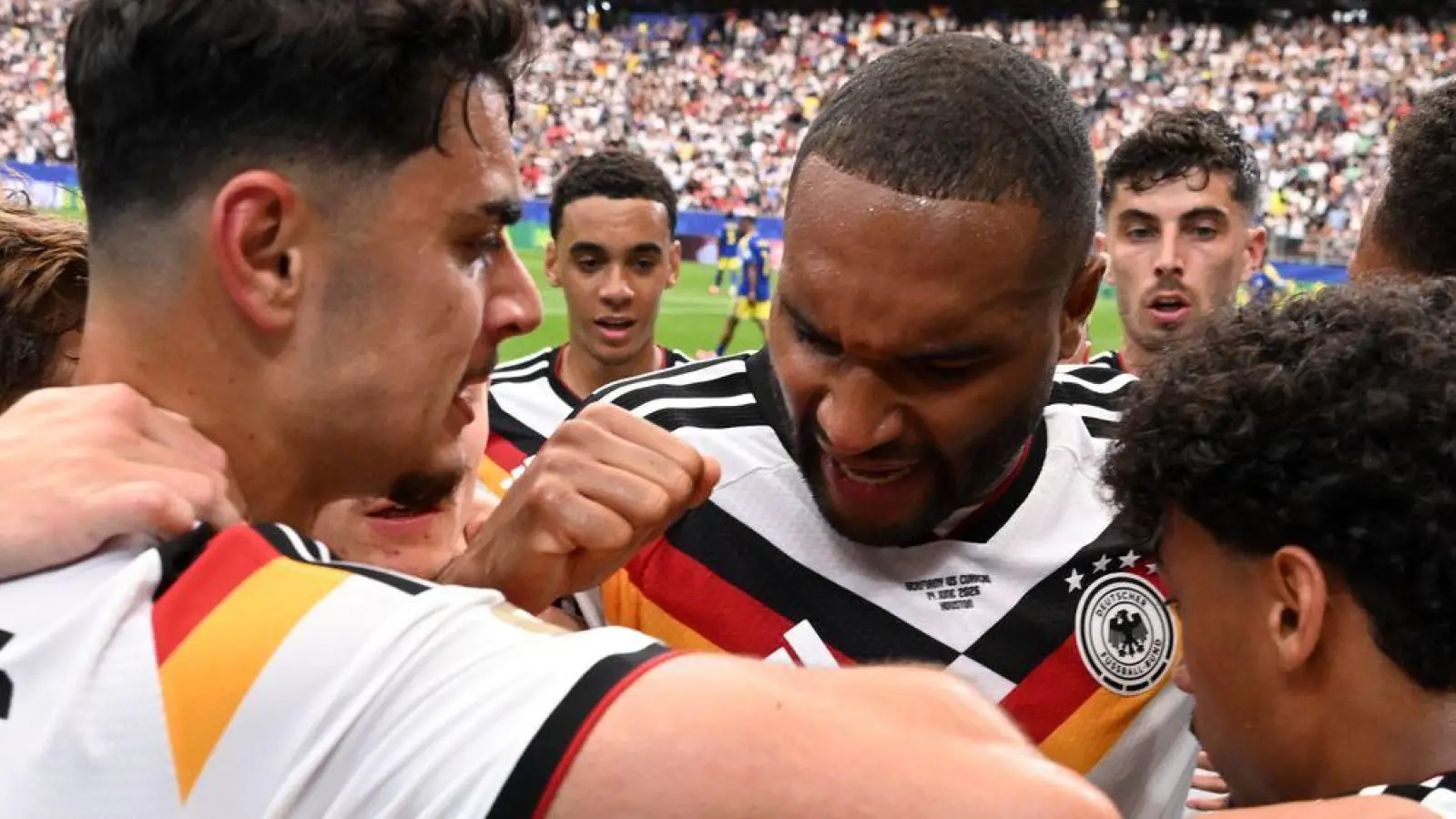 Da wächst etwas zusammen: Die deutsche Jubeltraube nach dem zweiten Tor. (Foto: Xiao Yijiu/XinHua/dpa)