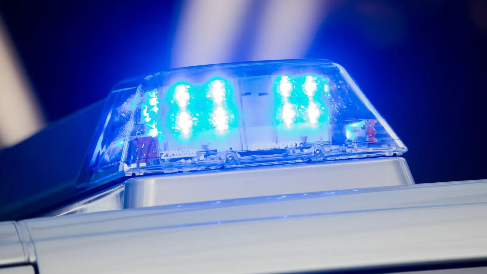 Nach einem Unfall kam ein 84-Jähriger schwer verletzt ins Krankenhaus. Die Polizei ermittelt die Ursachen. (Symbolbild: Rolf Vennenbernd/dpa)